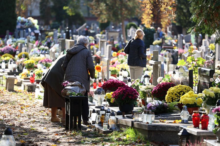Cmentarz podczas Wszystkich Świętych w Polsce