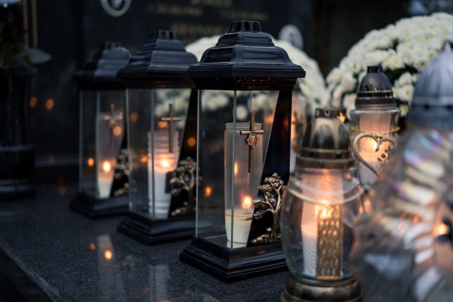 Znicze na cmentarzu - Dzień Wszystkich Świętych